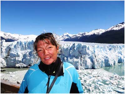 chichi en el glaciar perito moreno argentina patagonia